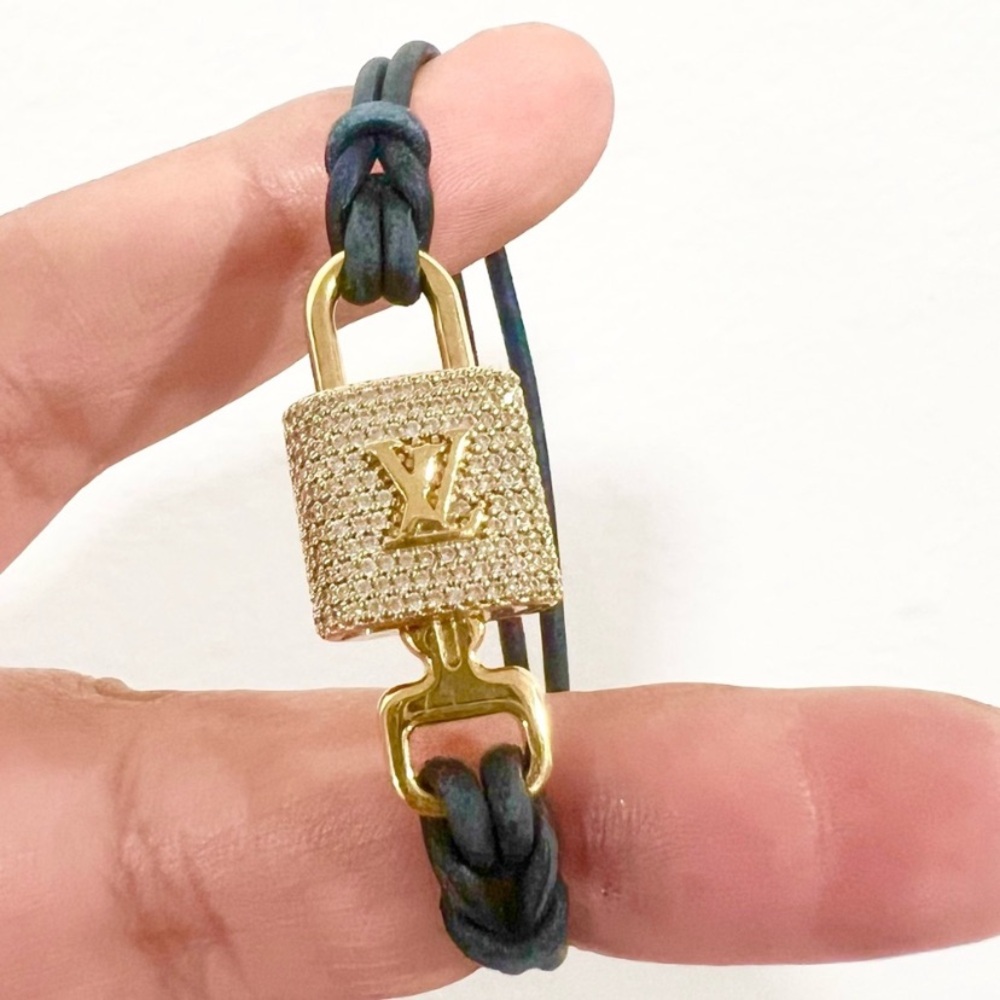 🔥Rare🔥 Louis Vuitton LV Padlock Charm Bracelet Black Golden - Picture 2 of 6